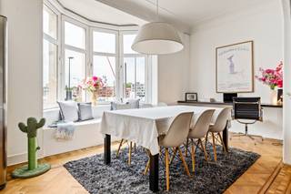 <p>Sommige appartementen zijn mooi ingericht.<br />En sommige appartementen hebben gewoon… présence!<br />Dit appartement heeft licht, charme en een entrée waar je spontaan iets rechter van gaat lopen.<br /><br />De indrukwekkende inkomhal zet hier meteen de toon: marmer, grandeur en karakter. En je weet dit is geen doorsnee appartementsgebouw, maar een residentie met karakter en geschiedenis.</p>
<p>Ook het appartement zelf charmeert van de eerste minuut. Authentieke elementen zoals de prachtige parketvloeren, elegante bogen en hoge plafonds geven het geheel een warme, tijdloze uitstraling.</p>
<p>Met zijn 130 m² aan bewoonbare oppervlakte is ruimte hier absoluut geen issue. De leefruimte nodigt uit tot lange diners, gezellige apero-avonden of gewoon languit neerploffen na een drukke dag.<br />En dankzij de ingebouwde zitbanken aan het raam krijg je er meteen een favoriete koffieplek bij.</p>
<p>Ook de keuken kreeg een moderne update en combineert strakke materialen met een gezellige sfeer. Een plek waar je snel een pasta wil maken, vrienden uitnodigt… en plots merkt dat het middernacht is.<br />Verder beschikt het appartement over twee ruime slaapkamers en een derde, middelgrote kamer die momenteel is ingericht als praktische dressing. Ideaal voor wie droomt van extra opbergruimte of gewoon een extra kamer nodig heeft.</p>
<p>En ook praktisch zit het hier helemaal goed: instapklaar, een gunstig EPC en een locatie waar alles dichtbij ligt.<br />Van hieruit fiets (of tram) je in geen tijd richting stad, station of je favoriete koffiebar. En wanneer je even nood hebt aan rust, liggen Park Den Brandt en het Middelheimpark praktisch om de hoek.<br /><br />Een appartement dat niet probeert om indruk te maken, maar het gewoon vanzelf doet.<br />Benieuwd naar meer? Reserveer alvast je plekje op onze kijkdag op 26/09 via 0487/93.35.43 of mail naar britt@jamar.immo.</p>
<p>vg, wg, gdv, gvk, vv, geen vermelding in het maatregelenregister</p>