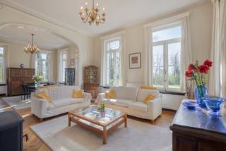 Deze elegante, laat-classicistische villa met koetshuis en bijhorend bebost landgoed bevindt zich op een eigendom van 129 are in Vissenaken,...