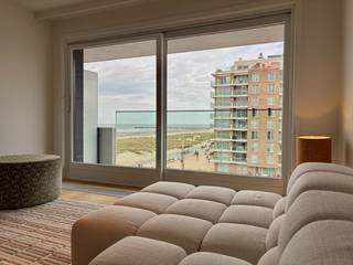 Nieuwpoort-bad, appartement met 3 slaapkamers en zicht op het pittoreske kerkje en de zee met zijn staketsel. Indeling: mooie inkomhal met toegang tot de leefruimte voorzien van een op maat gemaakte keuken en prachtige natuursteenaccenten. Het keukeneiland en de zitbank vormen één geheel wat voor 'rust' zorgt. Vanop de bank heb je een magnifiek zicht op de zee en het staketsel. De leefruimte geeft uit op het terras waar je van 's ochtends tot iets na de middag in de zon kan zitten. Er is een apart toilet en de badkamer is voorzien van een inloopdouche en dubbele wastafel; 3 ruime slaapkamers waarvan 2 uitgevend op een zuid-west gericht terrasje. Parket, natuursteen en toestellen van Miele zorgen voor dat tikkeltje meer. De residentie werd recent volledig gerenoveerd; er is een gemeenschappelijke fietsberging en een private kelder voorzien. <br /><br />Bel Dries, ook op zon-en feestdagen, 0478/937.935, of kom langs op kantoor 'Immo Maritiem' naast het kerkje in Nieuwpoort-bad.