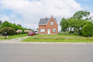 <p>Deze charmante open bebouwing in Heffen is voorzien van een inkomhal met toegang tot de leefruimte en aansluitende de eetkamer. De keuken geeft toegang tot de bergplaats, het toilet en buiten. Op de eerste verdieping zijn 3 ruime slaapkamers, een badkamer met aansluiten een dressing dewelke ook toegang geeft tot de zolderverdieping. De woning is gelegen in een rustige en rustige buurt waar het heerlijk wonen is. U beschikt eveneens over een aangename en grote tuin, perfect om te ontspannen, te spelen of gezellig samen te zijn in alle privacy. Uiteraard ook geschikt voor dierenliefhebbers! Praktisch comfort is gegarandeerd dankzij een verharde oprit en een garage, goed voor voldoende parkeergelegenheid op eigen terrein. De vlotte verbinding naar belangrijke invalswegen maakt het bovendien eenvoudig om u snel te verplaatsen naar omliggende steden en voorzieningen. Beschikbaarheid: bij akte.</p><p>Stedenbouwkundige info: Gvg - Wg - Gmo - VKr - Gvv</p>