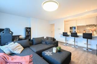 <strong>Landbergh bezoekdag: kom dit instapklaar appartement bezoeken tijdens het bezoekmoment op woensdag 4 februari tussen 16u en 18u. (enkel op afspraak)</strong><br /><br />Dit instapklare appartement met een bewoonbare oppervlakte van circa 74 m² is gelegen op de tweede verdieping van residentie Matthi, midden in het bruisende centrum van Deinze.<br /><br />Het appartement beschikt over een doordachte indeling en geniet van een aangename natuurlijke lichtinval dankzij de grote raampartijen aan de zijde van de Kortrijkstraat. Via de inkomhal, met ruimte voor een vestiairekast, betreedt u de open leefruimte met zit- en eethoek, die naadloos aansluit op de open keuken, uitgerust met diverse kwalitatieve inbouwtoestellen. Verder zijn er twee volwaardige slaapkamers, een afzonderlijk gastentoilet en een badkamer voorzien van een wastafel en een instapdouche.<br /><br />Een bijkomende troef is het ruime terras met aansluitende berging, dat zich uitstrekt over de volledige breedte van de achtergevel. Dit terras is rechtstreeks toegankelijk vanuit de grootste slaapkamer, die bovendien is uitgerust met airconditioning.<br /><br />EPC: 119 (B) / elektriciteit: conform / niet-asbestveilig / Centrale verwarming op aardgas - Benieuwd? bart@landbergh.be of 09 278 78 79<br /> 