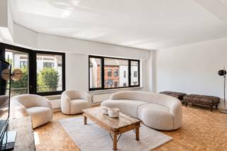 <span>Op een uitstekende locatie in het centrum van 's-Gravenwezel bevindt zich dit volledig gerenoveerde duplexappartement van ca. 170 m². <br />Dankzij de privatieve inkom heeft dit duplex appartement het gevoel van een woning. <br /><br /><span><strong>Indeling</strong></span><br /><br />Aparte inkom - toegang tot de private keldergerging met 2 compartimenten. <br /><br /><span><strong>Verdieping 1</strong></span><br /><br />inkomhal met gastentoilet - via een smeedijzeren deur is er toegang tot de leefruimte in L-vorm op parket en ingedeeld in een salon en eetkamer. De volledig geïnstalleerde keuken sluitt aan op de leefruimte en is voorzien van alle hedendaags comfort. <br />Vanuit de keuken bereikt u een ruime wasplaats/berging vanwaar u eveneens toegang hebt tot terras. Via de buitentrap bereikt men de achterliggende parking.
<br />Verder is er op deze verdieping een eerste slaapkamer of polyvalente kamer/bureau met een en-suite badkamer uitgerust met inloopdouche en badkamermeubel met lavabo en een aparte ruime dressing.<br /><br /><span><strong>Verdieping 2</strong></span> <br /><br />Op de duplexverdieping bevinden zich 3 slaapkamers, badkamer 2 met lavabomeubel voorzien van dubbele lavabo en een ligbad/douchecombinatie.<br />Het apart toilet is op de nachthal.<br />Van hieruit is er via een uitschuifbare trap toegang tot de geïsoleerde bergzolder.<br /><br /><span><strong>Bijzonderheden<br /></strong></span></span><br /><span>Verwarming op aardgas, alu-ramen met dubbele beglazing, kleinschalig gebouw, ruime parking achteraan, energiezuinig gerenoveerd, <br />EPC 137 kWh/m² - label B - UC 3918870<br />Vg-Wg-Gvv-Gvkr-Gmo-Gworg</span>