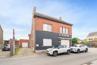 Ruim handelspand met duplexappartement, garage en tuin.Ontdek dit veelzijdige handelspand gelegen in het centrum van Melsbroek. Het pand biedt een...