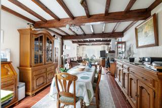 Op een uitstekende ligging te Heist, vlak bij alle commerciële voorzieningen, bevindt zich deze perfect onderhouden woning. De solide constructie...