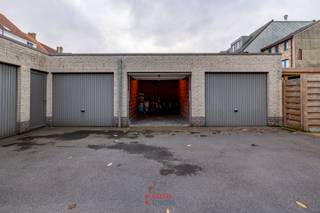 Ruime garagebox te huur op jaarbasis, centraal te Nieuwpoort-Stad op de binnenkoer van de residentie Zonnehuys. Met een vlotte bereikbaarheid naar de...