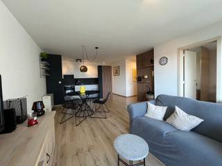 Res. Soren Larsen.<br />Dit gemeubelde appartement met terras is gelegen in de Tijdokstraat.<br />Prachtig appartement bestaande uit een inkomhal met grote berging, een ruime woonkamer met toegang tot het terras, een eetruimte met open keuken, één slaapkamer, een apart toilet, een wasruimte met aansluiting voor een wasmachine en een badkamer met ligbad. Perfect instapklaar en gezellig appartement, vlakbij de jachthaven in Zeebrugge.<br />Provisie gemeenschappelijke kosten 60 euro per maand.<br />GA501.