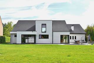 Op een uitstekende ligging aan de Puursteenweg 368 in Bornem bevindt zich deze uitzonderlijke villa waar ruimte, luxe en veelzijdigheid...