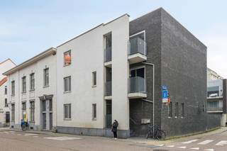 Welkom in de Fonteinstraat ! Deze penthouse van maar liefst 128 m² is gelegen in een kleinschalige residentie met slechts drie wooneenheden...