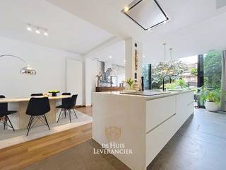 <span>Verkoopsconcept BEZOEK- en BIEDMOMENT</span><br />Meer uitleg hierover vind je onderaan de tekst (of op onze website www.dehuisleverancier.be).<br /><br />Sommige woningen voelen meteen goed aan. Konijnenveld 59 gelegen in een rustig woonerf is er zo één. Hier vormen licht, ruimte en een prachtige tuin samen het decor voor jarenlang woonplezier.<br /><br />Op het gelijkvloers steelt de leefruimte moeiteloos de show. Dankzij de grote raampartijen vloeien binnen en buiten naadloos in elkaar over en geniet u elke dag van een schitterend zicht op de tuin. Of het nu gaat om een zonnige ontbijtochtend, een gezellige barbecue of een rustige avond met een glas wijn, deze buitenruimte wordt ongetwijfeld uw favoriete plek.<br /><br />Ook de keuken mag gezien worden. Deze hyper-geïnstalleerde ruimte combineert een strak design met alle comfort die een moderne kok zich kan wensen. Koken wordt hier al snel meer dan een dagelijkse bezigheid.<br /><br />Op de eerste verdieping wachten twee comfortabele slaapkamers, een verzorgde badkamer en een praktische wasruimte. Nog een trapje hoger vindt u een gezellige zolderkamer die zich perfect leent als extra slaapkamer, thuisbureau, hobbyruimte of een plek waar kinderen hun eigen wereld kunnen creëren.<br /><br />Konijnenveld 59 is zo'n woning die blijft verrassen: ruim waar het moet, gezellig waar het kan en met een tuin die elk seizoen opnieuw charme uitstraalt. Een plek waar thuiskomen elke dag een beetje als vakantie voelt. Want mensen besteden duizenden euro's aan verre bestemmingen, terwijl geluk soms gewoon achter een grote schuifdeur in de tuin ligt.<br /><br />EPC : 172 kWh/m<sup>2</sup> (Label B)<br />Stedenbouwkundige inlichtingen in aanvraag<br />Waterinfo : P-Score = B, G-Score = B<br /><br />Dit is niet wat je zoekt ? Al gehoord van AANKOOPBEGELEIDING ? Wij zoeken, bezoeken en onderhandelen mee met jou voor eigendommen die worden aangeboden door particulieren, andere makelaars of eigendommen die zelfs (nog) niet te koop staan?<br />Vraag meer informatie over aankoopbegeleiding via welkom@dehuisleverancier.be of 0489/069.000<br /><br />de Huisleverancier : Persoonlijk, voor iedereen Service, Kwaliteit en Vertrouwen !<br /><br />Verkoopsconcept BEZOEK- en BIEDMOMENT<br /><span>Bezoeken zijn mogelijk op zaterdag 11 juli van 12u00 tot 18u00.</span><br /><br />De verkoop sluit af op het BIEDmoment, woensdag 15 juli 2026 om 12u00, dan worden de enveloppes met biedingen geopend. Het volledig reglement van het Bezoek- en Biedmoment krijg je bij een bezoek ter plaatse.<br /><br />Opgelet, de aangegeven prijs is een richtprijs en je kan deze woonst enkel op afspraak bezoeken (mail via welkom@dehuisleverancier.be of bellen/sms/whatsapp op het telefoonnummer 0489/069.000 of rechtstreeks via website www.dehuisleverancier.be).<br /><br />