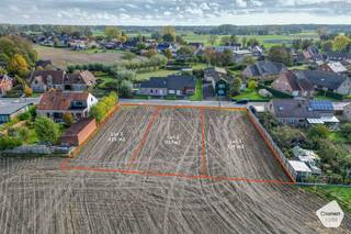 Ontdek deze prachtige <strong>bouwgrond voor open bebouwing</strong>, gelegen in de Hogestraat (t.h.v. nr. 21) te Ruddervoorde.<br />Dit perceel biedt u de <strong>UNIEKE KANS om uw droomwoning te realiseren</strong> in een rustige, landelijke omgeving, op slechts enkele minuten van het centrum van Ruddervoorde en de E403-oprit Ruddervoorde. <br /><br />Kenmerken:
<ul>
	<li>LOT 1;</li>
	<li><strong>Perceeloppervlakte: 739 m²;</strong></li>
	<li>Bestemming: ééngezinswoning (met mogelijkheid tot zorgwonen);</li>
	<li>Tot 30% van de woning mag worden ingericht als kantoorruimte, vrij beroep of dienstverlening;</li>
	<li><strong>Inplanting van het hoofdgebouw gebeurt binnen de aangeduide zone op het verkavelingsplan;</strong></li>
	<li>Maximaal 2 bouwlagen, met een nokhoogte tot 12 m;</li>
	<li>Vrije dakkeuze: <strong>zowel hellend als plat dak toegestaan</strong>;</li>
	<li>Bouwdiepte: maximaal 20 m op het gelijkvloers, 15 m op de verdieping;</li>
	<li>Garages en carports: er worden <strong>inpandige garages en/of open carports</strong> toegelaten;</li>
	<li><strong>Bijgebouw</strong> mogelijk tot 50 m².</li>
</ul>
Het perceel is<strong> BOUWRIJP</strong> en volledig <strong>VRIJ VAN AANNEMER</strong> — u bent dus vrij om met de architect en aannemer van uw keuze aan de slag te gaan.<br /><br />De locatie combineert landelijke rust met vlotte bereikbaarheid. U geniet van een<strong> groene, open omgeving</strong> terwijl winkels, scholen en belangrijke verbindingswegen zich op korte afstand bevinden.<br /><br />Voor meer informatie of een vrijblijvend gesprek, <strong>neem contact op via: oostkamp@caenen.be</strong><br />Of kom gerust langs op kantoor, wij helpen u graag verder.