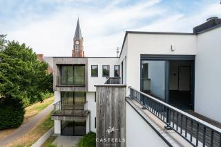Gegeerd om zijn ruimte, geprezen om zijn lichtinval. Dit mooi afgewerkt nieuwbouwappartement van 103 m² (incl. terras) op de tweede verdieping tilt uw wooncomfort letterlijk en figuurlijk naar een hoger niveau.<br /><br />Zodra u binnenstapt, trekt de overvloed aan natuurlijk daglicht meteen de aandacht. Dankzij de vele raampartijen biedt de leefruimte van 's morgens tot 's avonds licht. De volledige geïnstalleerde open keuken, een ideale plek voor wie houdt van gezellig koken en tafelen.<br /><br />Wat maakt dit appartement uniek?<br />-Licht & ruimtegevoel: Een oppervlakte van (103 m² incl. terras) gecombineerd met grote raampartijen op de bovenste verdieping voor een vrij, panoramisch gevoel.<br />-Extra bergruimte: Geen gebrek aan opslag dankzij de aparte bergruimte binnen het appartement, ideaal voor voorraad, wasmachine en huishoudelijke spullen.<br />-Schilderwerken inclusief en naar eigen smaak: Het appartement is op en top afgewerkt, maar u behoudt de finale esthetische touch. De professionele schilderwerken zijn inbegrepen in de prijs en worden uitgevoerd in de kleuren die u zelf kiest.<br />-Mooi privatief terras: Uw eigen buitenplek om in alle rust en privacy te genieten van het uitzicht en de gezonde buitenlucht.<br /><br />Exclusieve extra's in het gebouw: U maakt vrij gebruik van de grote gemeenschappelijke tuin met petanquebaan, de ontmoetingszaal voor bewoners, inflarood cabine, en de ruime fietsenberging.<br /><br />Het appartement ligt in de rust van de Vlaamse Ardennen (vlak bij het Kluisbos en de Oude Kwaremont), maar biedt tegelijkertijd een fantastische verbinding. Supermarkten (Delhaize, Spar), scholen, bakkers en openbaar vervoer bevinden zich op een boogscheut. Via de N60 en N36 staat u bovendien zo in Oudenaarde, Ronse of op de E17 richting Gent en Kortrijk.<br /><br />Voor meer informatie of een bezoek contacteer ons telefonisch of via e-mail.<br /><br />Stedenbouw in aanvraag.