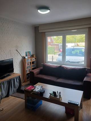 Zeer praktische, volledig ingerichte, instapklare halfopen woning in rustige woonwijk te Sint-Katelijne-Waver (Onze-Lieve-Vrouw-Waver). Ideaal voor jong gezin met 2 of 3 kindjes; ook als investering. Dichtbij centrum, winkels, vrijetijdsbesteding, sport, bos, kinderopvang en school en openbaar vervoer allemaal op wandelafstand en toch rustig gelegen. Gelijkvloers: ruime living, ingerichte keuken met nieuwe afwasmachine en nieuwe kookplaat, aansluitend berging voor wasmachine, droogkast, extra ijskast, diepvriezer, voorraad en aparte wc.<br />Living vloer en boven vloeren met laminaat, badkamer, keuken, berging, wc vloeren betegeld.<br />Op 1ste verdiep: 2 ruime slaapkamers met 2-persoonsbed, badkamer met lavabo, bad (douche in bad) en wc. Nog 2 kleinere kamers voor dressing en/of babykamer of bureau (of veranda/terras achteraan op 1ste nog te maken).<br />Zolder ook volledig ingericht voor grote slaapkamer (master bedroom). Overal centrale verwarming met een nieuwe hoge-rendement condensatieketel op gas geplaatst in 2022. Geen kelder, geen tuin. Weinig onderhoud, ideaal voor hardwerkende mensen, alles optimaal benut. Wel ruime oprit voor de woning voor grote auto en fietsen, mogelijkheid voor carport. KI: 458 euro. Grondoppervlakte: 83 m², bewoonbare oppervlakte: 117 m².