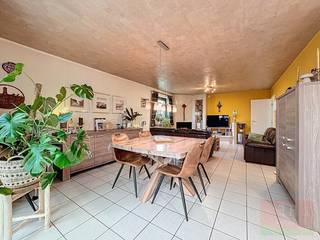 Bent u op zoek naar een zorgeloze woning, klaar voor de toekomst, in een rustige en charmante omgeving?Deze prachtige open bebouwing op een perceel...