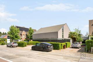 Sales Day 25/08. U kan zich inschrijven via onze website: https://www.immobeguin.be/te-koop/9700-oudenaarde/woningen/moderne-toffe-woning-met-3-slpk-en-leuke-tuin-70174?q=gentstraatTe koop: ruime woning met 3 slpk en leuke tuin in Oudenaarde. Mogelijkheid bijkopen atelier/hobbyruimte, EN/OF atelier/werkplaats, EN/OF extra kantoren. Veel potentieel en ideaal voor mensen op zoek naar wonen -werken. Hoogwaardige afwerking en een doordachte indeling, een unieke combinatie van ruimte, comfort en design.Wat maakt dit pand uniek?Bij het binnenkomen ervaart u meteen de openheid en het natuurlijke licht dat doorheen de volledige woning aanwezig is. De ruime leefruimte vloeit naadloos over in de eetplaats en de volledig uitgeruste designkeuken, bijkeuken en extra bureau. Dankzij de grote raampartijen en schuiframen geniet u van een prachtig zicht op de tuin. De woning beschikt over drie ruime slaapkamers en twee badkamers, waardoor ze perfect aansluit bij de behoeften van een gezin. De kwalitatieve afwerking met onder andere warme parketvloeren, maatwerkkasten en moderne architecturale accenten zorgt voor een tijdloze en luxueuze uitstraling.Buiten geniet u van een ruime gezellige tuin. Mogelijkheid bijkopen atelier/werplaats/kantoren. Vraag nu uw info! Te koop via Immo Beguin, jouw vastgoedexpert sinds 2009, met kantoren in Ronse, Waregem, Kortrijk, Deinze, Doornik en Lessines.Meer info of een bezoek via flore@immobeguin.be