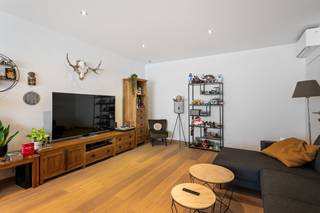 DE PRIJS IS INCLUSIEF DE GARAGEBOX - Dit supertof appartement is gelegen in een rustige en aangename woonwijk, vlakbij het centrum van Hoevenen. Winkels, scholen en openbaar vervoer bevinden zich op wandelafstand. Het appartement is volledig instapklaar en voorzien van airco en automatische rolluiken. U komt binnen via de inkomhal, die toegang geeft tot alle ruimtes in het appartement. De ruime woonkamer met parketvloer geniet dankzij de grote raampartijen aan de straatkant van veel natuurlijk licht. Aansluitend bevindt zich de open keuken, voorzien van alle comfort. Verder zijn er twee volwaardige slaapkamers waarvan één met toegang tot het balkon, een badkamer met inloopdouche en dubbele wastafel, een apart gastentoilet en een praktische berging met aansluiting voor wasmachine. Achteraan het appartementsgebouw beschikt het appartement bovendien over een privatieve garagebox met elektrische poort. Deze is inbegrepen in de vraagprijs. Er is geen lift aanwezig in het gebouw. Gem. kosten: €195/maand (voorschot verwarming, water, syndicus en blokpolis) + €25/maand voor het reservefonds.