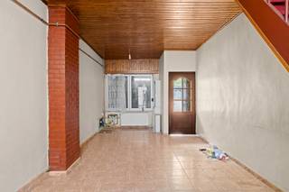 Te renoveren woning met potentieel in GentDeze te renoveren starterswoning bevindt zich centraal in Gent, dichtbij de hogeschool Odisee, de...