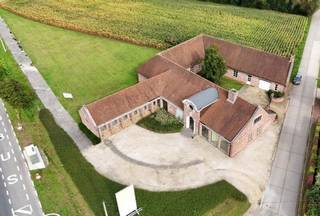 TOPgelegen langs de N60: commerciële grote eigendom: ideale kantoren/showroom/groepspraktijk. Commercieel gelegen met VISIBILITEIT! Grote...