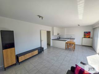 Dit appartement met 1 slaapkamer op de bovenverdieping is gelegen in het centrum van Tongeren-Borgloon. <br /><br />U komt binnen in een hal, waar zich links een aparte berging bevindt. Verder komt u in de leefruimte met open keuken. Van hieruit kan u via een raam ook naar het balkon met mooi uitzicht. Vanuit de leefruimte is er nog een extra hal die toegang biedt tot de slaapkamer, badkamer en een apart toilet.