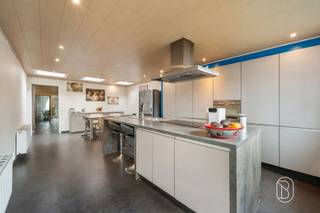 Welkom bij dit charmante woonhuis in het hart van Ronse! Deze gezellige woning biedt u een perfecte combinatie van klassieke allure en modern comfort op een oppervlakte van 180 vierkante meter.Dit fijne gezinshuis beschikt over vier ruime slaapkamers, ideaal voor een groeiend gezin of voor degenen die extra ruimte wensen. De slaapkamers zijn voorzien van voldoende licht dankzij grote ramen met uitzicht op de omgeving.De gemoderniseerde keuken is een echte blikvanger met zijn stijlvolle inrichting, ruime werkoppervlakken en hedendaagse apparatuur. Deze ruime keuken vormt het hart van het huis en nodigt uit tot gezellige momenten met familie en vrienden. De aangrenzende eet- en woonruimten creëren een vloeien de leefomgeving, perfect voor dagelijks leven.Het badkamerinterieur is recent gerenoveerd en biedt alle nodige comfort. Met zijn moderne uitvoering en praktische indeling voelt u zich hier direct thuis. De lichtinval via grote ramen geeft de badkamer een aangename sfeer.Het pand geniet van een prachtige binnentuin met terras en zitplaatsen, waar u heerlijk kunt ontspannen en genieten van het buitenleven. Dit privé-groengebied is perfect voor recreatie en kinderactiviteiten.De ligging in Ronse biedt u uitstekende bereikbaarheid en dicht bij alle voorzieningen zoals winkels, scholen en openbaar vervoer. De karakteristieke straatgevel met zijn baksteenwerk geeft het huis een authentieke uitstraling, typisch voor deze charmeante stad.Dit huis combineert ruimte, comfort en karakter. Een ideale kans voor kopers die op zoek zijn naar een welkomend thuis met voldoende mogelijkheden voor gezinsleven. Ontdek zelf de warmte en potentie van deze aantrekkelijke eigendom!Te koop via Immo Beguin, jouw vastgoedexpert sinds 2009. Met kantoren in Ronse, Waregem, Kortrijk, Deinze, Doornik en Lessines.✉️ info@immobeguin.be