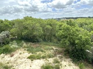 Sint-André is een oase van rust, prachtig gelegen in de duinen tussen Koksijde en Oostduinkerke. Op wandelafstand van het strand geniet je er volop van ongerepte natuur en charmante kustvilla's. Het is de perfecte plek voor een idyllisch en ontspannen verblijf aan de Belgische kust.Op het hoogste punt van deze geliefde wijk, in de rustige en doodlopende Potvisstraat, bieden wij een zeldzame bouwgrond aan. Vanaf deze toplocatie geniet u in alle privacy van een schitterend panorama over de zee en duinen. Dit unieke, zongerichte perceel biedt u de uitzonderlijke mogelijkheid om een bewoonbare oppervlakte van maar liefst 850m² te realiseren.Wat dit aanbod extra bijzonder maakt, is dat er reeds een vergunning aanwezig is voor een exclusieve koppelwoning, ontworpen door architect Stéphane Beel. Uiteraard bent u volledig vrij om hier een eigen invulling aan te geven; de bouw van een royale eengezinswoning behoort zeker tot de mogelijkheden.Deze absolute buitenkans wordt aangeboden via onze Power-Sale formule. De vermelde prijs is een instelprijs en biedingen dienen uiterlijk op 17 augustus 2026 bezorgd te worden. Grijp deze unieke gelegenheid om uw droomwoning te realiseren en neem contact op met dossierverantwoordelijke Sarah Velle via 0470 10 52 78 of sarah.velle@dewaele.com.De eigendom wordt aangeboden via de Power-sale formule. Van 16/06/2026 om 09:00 tot 17/08/2026 om 12:00 kan u de woning op afspraak komen bezichtigen en een bod uitbrengen. De vermelde prijs is een instelprijs. Voor meer info, gelieve contact op te nemen met de dossierverantwoordelijke.Bestuursmaatregelen in het maatregelenregister: neeDeze AI-visualisaties zijn bedoeld als inspiratie. Er werd geen rekening gehouden met technische specificaties, stedenbouwkundige voorschriften of de concrete mogelijkheden tot realisatie.