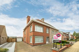 Deze ruime woning is gelegen in Stabroek en biedt heel wat mogelijkheden voor wie op zoek is naar een ruime woning met garage en aangename tuin. Via de inkomhal komen we in de ruime leefruimte, waar de grote raampartijen voor veel natuurlijke lichtinval zorgen. Aansluitend bevindt zich de keuken en veranda. Op de eerste verdieping zijn er drie slaapkamers aanwezig. De badkamer is uitgerust met een ligbad met douche en lavabo. Een vaste trap brengt ons verder naar de zolderverdieping. Deze biedt heel wat extra ruimte en kan, mits verdere inrichting, gebruikt worden als bijkomende slaapkamer of hobbyruimte. Buiten beschikt de woning over een oprit met garage en een grote tuin. Renovatieplicht van toepasing. Wenst u meer info? Contacteer ons via 03 568 03 03 of lauren@vastgoed03.be