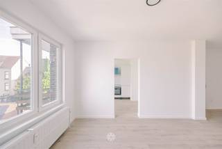 <p><span>CENTRE DE GAND - Studio rénové et prêt à emménager près de la gare de Gand-Saint-Pierre</span></p><p><span> </span></p><p><span>Situé au premier étage de cet immeuble, ce studio entièrement rénové est prêt à emménager</span></p><p><span>Idéal comme première acquisition ou comme investissement, il bénéficie d'un accès facile au centre-ville, aux campus universitaires et aux axes routiers principaux.</span></p><p><span> </span></p><p><span>Les principaux atouts en bref : </span></p><ul><li><span>Situation centrale à Gand avec un accès facile </span></li><li><span>Entièrement rénové avec une cuisine et une salle de bains neuves</span></li><li><span>Cuisine tout confort</span></li><li><span>Idéal comme investissement ou pour y vivre soi-même</span></li><li><span>Possibilité d'acheter un débarras en sous-sol</span></li><li><span>Bonne performance énergétique (PEP) et installation électrique conforme</span></li><li><span>À proximité des axes routiers, des transports en commun et des écoles</span></li></ul><p><span> </span></p><p><span>Agencement :</span></p><p><span>Hall d'entrée, cuisine (réfrigérateur, plaque de cuisson, lave-vaisselle, hotte aspirante), pièce à vivre ouverte</span></p><p><span> </span></p><p><span>Important</span><span>:</span></p><p><span>Prix indicatif : 275 000 euros</span></p><p><span>PEP : 70 kWh/m² par an</span></p><p><span> </span></p><p><span>Intéressé ? Contactez l'agence immobilière Axel Lenaerts pour plus d'informations ou pour organiser une visite sur place au </span><span>09 245 24 24</span>,<span> ou Hannelore@axellenaerts.be</span></p><p><span> </span></p>