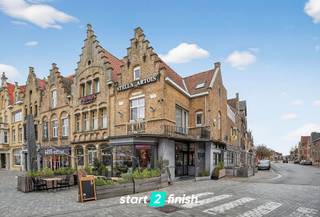 In het hart van Diksmuide, pal aan de Grote Markt, bevindt zich deze uitstekend draaiende en gekende brasserie–tearoom.<br />Dankzij de topligging, de jarenlange sterke reputatie én de grondige vernieuwingen in 2019 biedt deze zaak een unieke opportuniteit voor wie een instapklare horecazaak zoekt op een locatie met maximale zichtbaarheid en passage.<br /><br />Boven de zaak bevindt zich een ruim en lichtrijk appartement met een prachtig uitzicht over de Grote Markt – ideaal voor eigen bewoning of personeel.<br /><br />Indeling<br />Gelijkvloers<br /><br />- Gezellig restaurant met 34 comfortabele zitplaatsen<br />- Praktische, goed ingedeelde keuken<br />- Sanitaire voorzieningen<br />- Ruime terrassen goed voor totaal 58 zitplaatsen<br /><br />Eerste verdieping<br />- Lichtrijke woonkamer<br />- Volledig ingerichte keuken<br />- Slaapkamer<br />- Badkamer<br />- Afzonderlijk toilet<br /><br />Zolderverdieping<br />- Extra slaapkamer<br />- Berging<br /><br />Kelder<br />- Volledig onderkelderd – ideaal voor stockage<br /><br />Bijzonderheden<br />- Vernieuwde en gekeurde lift tot aan kelder en eerste verdieping<br />- Verwarming via condensatieketel op aardgas + deels gasradiatoren<br />- Rolluiken op eerste verdieping<br />- Bevloering in tegels en laminaat<br />- Vrij van brouwer<br /><br />Overnameprijs wordt gevraagd<br /><br />Een echte aanrader voor wie op zoek is naar een horecazaak te koop in het centrum van Diksmuide!<br /><br />Wil je ondernemen op een locatie die elke dag opnieuw rendeert? Grijp dan nu je kans.<br /><br />Benieuwd naar deze eigendom? Neem contact op via julie@bricx.be of 0479 616 455.<br /><br />Dit pand wordt verkocht onder het systeem van START 2 FINISH.<br />Elk prijsvoorstel gelijk of hoger dan deze startprijs wordt voorgelegd aan de verkoper(s) die dit al dan niet kan aanvaarden.<br />Startprijs: 450.000 EUR