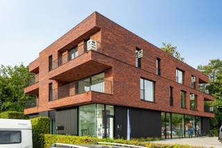 Gelegen op een goed bereikbare locatie bevindt zich dit nieuwbouwappartement van ca. 112 m².Indeling: centrale inkomhal met lift naar de verdieping...