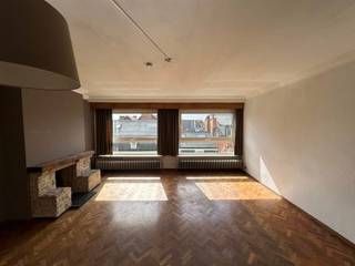 Dit appartement op de vijfde verdieping is ideaal gelegen in het bruisende centrum van Leuven, op een steenworp van de Grote Markt, de...