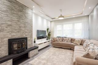 <p><span>Op zoek naar een compacte, instapklare woning mét buitenruimte op de rand van Ekeren en Merksem? Deze gerenoveerde woning aan de Laaglandlaan combineert licht, rust en praktisch comfort in een gezellige en verzorgde setting. Centrale ligging nabij winkels, scholen, openbaar vervoer en uitvalswegen<br /><br /></span></p><ul><li><span>Open leefruimte met vlotte overgang naar de keuken</span></li><li><span>2 volwaardige slaapkamers op de verdieping</span></li><li><span>Zonnige tuin met tuinhuis – ideaal voor opslag of hobby</span></li><li><span>2 parkeerplaatsen voor je deur </span></li></ul><p><span>Je betreedt de woning via de inkomhal met vestiaire.</span></p><p><span>De leefruimte geeft uit op de keuken waar je heel veel opbergruimte hebt.</span></p><p><span>De badkamer en wasberging bevinden zich op de benedenverdieping. Achteraan vind je de tuin met tuinhuis. </span></p><p><span>Op de eerste verdieping vind je 2 grote slaapkamers. </span></p><p><span> </span></p><p><span>Of je nu je eerste woning zoekt of gewoon comfortabel wil wonen met alles binnen handbereik – deze woning heeft het allemaal.</span></p><p><span> </span></p><p><span>Zin om deze woning zelf te ontdekken? Bel 03 646 66 55 of mail naar lien@sinjoor.be en plan je bezoek.</span></p><p><span> </span></p>