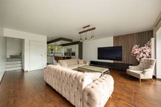 <p><span>Modern duplex appartement met twee slaapkamers, groot terras en een staanplaats</span></p><p><span> </span></p><p><span>Dit instapklare appartement ligt in een rustige straat te Sint-Katelijne-Waver. Toch beschikt de omgeving van deze woning ook over heel wat voorzieningen. Zo zijn winkels, scholen, sport en ontspanning op wandel- en fietsafstand van het appartement. Op nog geen tien minuten staat u met de fiets op de Grote Markt van Mechelen en ook beide Mechelse stations zijn vlot bereikbaar. Voor wie de wagen nodig heeft zijn de nieuwe Tangent en de R6 vlotte verbindingen met de E19 Antwerpen/Brussel, op slechts vijf minuten van de voordeur. Tot slot ligt aan de overkant van de straat een recent heraangelegd park met wandelpaden en speeltuinen.</span></p><p><span> </span></p><p><span>Het appartement zelf werd in 2016 gebouwd en beschikt over alle nodige voorzieningen. Op het gelijkvloers is er een zeer ruime woonkamer met een open leefkeuken. De keuken is volledig geïnstalleerd en voorzien van kwalitatieve toestellen. Een aparte inkomhal met gastentoilet maakt dat dit meer aanvoelt als een huis dan een appartement. Tot slot is er een praktische berging voorzien vlak naast de keuken. Op de eerste verdieping treft u twee grote slaapkamers, een berging en een badkamer aan. De badkamer is voorzien van een ruime inloopdouche, lavabo en een WC. Het zeer grote terras biedt plaats voor een lounge en een eettafel. In de hoek van het perceel werd een praktische berging voorzien voor al uw buitenspullen.</span></p><p><span> </span></p><p><span>Als kers op de taart zit er in dit aanbod een staanplaats vlak naast het gebouw inbegrepen. Er is ook de mogelijkheid tot onderhandeling over de tweede staanplaats er vlak naast.</span></p><p><span> </span></p><p><span>Indeling</span></p><p><span>Gelijkvloers</span></p><p><span>- inkomhal met aparte WC</span></p><p><span>- woonkamer </span></p><p><span>- keuken</span></p><p><span>- berging</span></p><p><span> </span></p><p><span>Eerste verdieping</span></p><p><span>- twee slaapkamers</span></p><p><span>- badkamer</span></p><p><span>- berging</span></p><p><span> </span></p><p><span>Troeven</span></p><p><span>- recent gebouw van 2016</span></p><p><span>- gunstig EPC- label</span></p><p><span>- uitstekende locatie</span></p><p><span>- parkeerplaats</span></p><p><span> </span></p><p><span>Ben jij geïnteresseerd in deze woning gelegen in Sint-Katelijne-Waver, ben je op zoek naar ander vastgoed, een investering of wens je de waarde van jouw eigendom te kennen? Dan ben je bij BOLT Immo aan het juiste adres! Wij helpen jou graag verder.</span><span> </span></p>