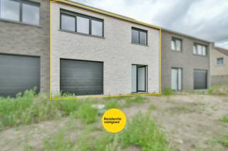 Welkom in de Camiel Meysmansstraat 16, een gesloten nieuwbouwwoning met vier slaapkamers en aangename tuin in Wijnendale. De woning combineert comfort, praktische ruimtes en een kwalitatieve afwerking.<br /><br />Via de inkomhal met gastentoilet komt u terecht in de lichtrijke leefruimte, voorzien van grote raampartijen en een groot schuifraam met zicht op de tuin. De eetplaats loopt naadloos over in de open keuken uitgerust met alle toestellen, aansluitend is er een handige wasplaats/berging. Daarnaast is er een inpandige garage, ideaal voor uw wagen, fietsen of als extra opbergplaats.<br /><br />Op de eerste verdieping bevinden zich drie volwaardige slaapkamers. Verder beschikt deze verdieping over een afzonderlijk toilet, praktische berging en badkamer met inloopdouche, ligbad en dubbele lavabo met onderkast. Op de zolderverdieping bevindt zich de vierde slaapkamer.<br /><br />Buiten geniet u van een mooi aangelegde terras. De omheining en het tuinhuis worden nog voorzien. Achteraan is er bovendien een uitweg aanwezig met parkeergelegenheid.<br /><br />Kortom, een instapklare gesloten bebouwing met vier slaapkamers, garage, zonnepanelen en aangename buitenruimte op een goede ligging in Torhout.<br /><br />Warm geworden van deze eigendom? Contacteer ons vandaag nog voor een bezoek!<br /><br />Beschikbaar: 1 juli 2026 - Prijs: €1195/maand