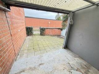<p><span>Woning met 2 appartementen in het centrum van Sint-Niklaas</span></p><p><span></span></p><p><span>Deze opbrengsteigendom omvat twee verhuurde appartementen en is uitstekend gelegen in het centrum van Sint-Niklaas. Met een geschat huurrendement van circa 4% vormt dit pand een interessante investeringsopportuniteit voor wie op zoek is naar een verhuurd opbrengsteigendom met een centrale ligging.</span></p><p><span></span></p><p><span>Het gelijkvloerse appartement heeft een bewoonbare oppervlakte van ongeveer 65 m² en bestaat uit een aangename leefruimte, keuken, één slaapkamer en een badkamer met ligbad. Als extra troef beschikt het appartement over een terras met achteruitgang.</span></p><p><span></span></p><p><span>Het duplexappartement, gelegen op de eerste en tweede verdieping, omvat een leefruimte met keuken, een lichtrijke living, één slaapkamer en een badkamer met douche. Gedeeltelijk te renoveren.</span></p><p><span></span></p><p><span>Dankzij de centrale ligging, vlak bij de Grote Markt, winkels, scholen, voorzieningen en openbaar vervoer, is de eigendom uitstekend gelegen en biedt ze goede perspectieven op een vlotte verhuurbaarheid en een stabiel rendement.</span></p><p><span></span></p><p><span>Bij interesse of voor meer informatie, neem gerust contact op via 03/778.19.63 of via </span><span>info@immomonsieur.be</span><span>.</span></p><p><span></span></p><p><span>Troeven:</span></p><p><span></span></p><p><span>Woning met 2 verhuurde appartementen</span></p><p><span>Centrale ligging in het hart van Sint-Niklaas</span></p><p><span>Twee verhuurde entiteiten met stabiele huuropbrengsten</span></p><p><span>Interessante investering met een geschat huurrendement van circa 4%</span></p><p><span>Gelijkvloers appartement met terras</span></p><p><span>Gelegen op wandelafstand van de Grote Markt, winkels en openbaar vervoer</span></p>