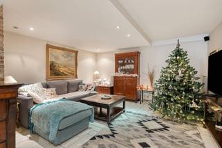 Bent u op zoek naar een unieke woning op een centrale locatie te Knokke, Dit huis te koop in de Burgemeester Camille Deckersstraat biedt de...