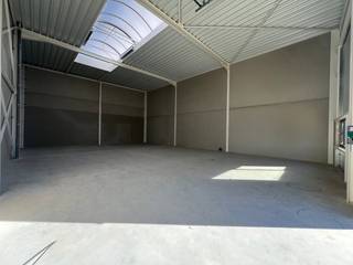 Deze nieuwbouw KMO-unit van ca. 216 m² maakt deel uit van het kwalitatieve Green Business Park te Kortessem, strategisch gelegen langs de Hasseltsesteenweg nabij Hasselt.De unit is geschikt voor opslag, productie of ambachtelijke activiteiten en biedt flexibele invullingsmogelijkheden volgens de noden van uw onderneming. Dankzij de moderne architectuur en duurzame uitvoering geniet u van een professionele en efficiënte werkomgeving.Bij de unit zijn 2 privatieve parkeerplaatsen inbegrepen, wat het comfort en de bereikbaarheid voor personeel en klanten verhoogt.De centrale ligging nabij Hasselt en de vlotte bereikbaarheid maken deze site bijzonder interessant voor ondernemers die zich op een goed ontsloten locatie willen vestigen.De oplevering wordt voorzien rond 1 augustus 2026 (onder voorbehoud).Interesse in deze KMO-unit? Contacteer ons vrijblijvend voor meer informatie of een bezoek ter plaatse.