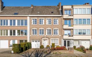 <span>Deze </span><strong>stijlvolle en ruime woning</strong><span>, gelegen aan de Noordlaan in Dendermonde, is een toonbeeld van degelijke </span><strong>bouwkwaliteit</strong><span> en uitzonderlijke </span><strong>ruimte</strong><span>.</span><br /><span>Op de </span><strong>gelijkvloerse verdieping</strong><span> bevindt zich een indrukwekkende </span><strong>inkomhal</strong><span>, een aangename </span><strong>bureauruimte</strong><span> en een ruime </span><strong>wijnkelder/voorraadkamer</strong><span>. Daarnaast zijn er een </span><strong>(hobby)kamer</strong><span> met uitzicht op de tuin, een </span><strong>verwarmingsruimte</strong><span>, een </span><strong>wasruimte</strong><span> en een </span><strong>apart toilet</strong><span>. De woning beschikt bovendien over een </span><strong>inpandige garage<span> </span></strong><span>(ca 22m²) en een </span><strong>oprit</strong><span> met plaats voor vier wagens.</span><br /><span>De </span><strong>eerste verdieping</strong><span> omvat een ruime en lichtrijke </span><strong>living<span> </span></strong><span>(ca 54m²), een aparte </span><strong>eetplaats<span> </span></strong><span>(ca 18m²), een </span><strong>keuken</strong><span> en een </span><strong>gastentoilet</strong><span>. Op de </span><strong>tweede verdieping</strong><span> bevinden zich </span><strong>vier slaapkamers<span> </span></strong><span>(24m², 22m², 15m² en 11m²), waaronder een royale slaapkamer met ingebouwde kasten en een slaapkamer met dressing. De </span><strong>badkamer</strong><span> met toilet zorgt voor extra comfort. De</span><strong><span> </span>zolder<span> </span></strong><span>-bereikbaar via een vaste trap- is een </span><strong>volwaardige verdieping</strong><span> met mogelijkheden voor extra kamers of een hobbyruimte. Dankzij de grote raampartijen geniet de woning van een </span><strong>overvloed aan natuurlijk licht</strong><span>, wat de ruimtes aangenaam en uitnodigend maakt. De </span><strong>prachtige tuin</strong><span> maakt het geheel compleet. Het doordachte ontwerp van architect</span><strong><span> </span>J.E. Dieltjens</strong><span> en de solide bouwkwaliteit (de woning is opgetrokken uit een</span><strong><span> </span>betonnen structuur)<span> </span></strong><span>maken van deze woning een </span><strong>stijlvolle, comfortabele en veelzijdige woonplek.<br /></strong><br /><strong></strong>