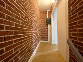 <p>Op zoek naar een leuk, lichtrijk appartement op een uitstekende locatie? Dit duplex appartement aan de Brugsesteenweg 45 geniet van een centrale ligging, op korte afstand van het natuurgebied Bourgoyen-Ossemeersen. Bovendien bevinden scholen, winkels en openbaar vervoer zich in de onmiddellijke nabijheid.</p><p></p><p>Het appartement is als volgt ingedeeld, via de trap komt u in de lichtrijke woonruimte met open keuken. Aansluitend bevindt zich een aangenaam zonneterras en een badkamer. Op de bovenverdieping zijn er nog 2 volwaardige slaapkamers.</p><p></p><p>Onmiddellijk beschikbaar.</p><p>Mogelijkheid tot het huren van een garage aan <strong>€85 per maand</strong>.</p><p></p><p>Een bezoek kan uitsluitend worden aangevraagd via onze website: http://www.vastgoeddevos/te-huur, klik het pand aan en klik vervolgens op "Maak een afspraak".</p>