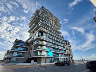 Prachtig gelijkvloers nieuwbouwappartement met zijdelings zeezicht, twee slaapkamers en twee terrassen, gelegen op toplocatie nabij de...