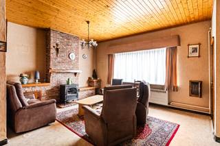 Deze te renoveren woning is gelegen in de verkeersluwe straat 'Werfken' te Stabroek. Hoewel het hier bijzonder rustig wonen is, ligt de woning toch midden in het centrum. Winkels, openbaar vervoer en scholen bevinden zich allen op wandelafstand. U komt de woning binnen via een apart inkomhalletje, vanwaar u meteen doorloopt naar een ruime woonkamer. Een grote raampartij vooraan zorgt voor een aangename lichtinval in deze woonkamer. De houtkachel voorziet in een gezellige warmte tijdens de koudere dagen. Op het gelijkvloers is verder nog een eenvoudige keuken, een berging, een gang met apart toilet en een garage aanwezig. De basic ingerichte badkamer bevindt zich op de tussenverdieping en beschikt over een ligbad en wastafel. Via de trap komt u boven in de nachthal, dewelke de 3 slaapkamers met elkaar verbindt. Het perceel heeft een totale oppervlakte van 132m². Het gezellige stadstuintje werd volledig verhard en is een bijzonder aangenaam plekje waar u van de buitenlucht kan profiteren.