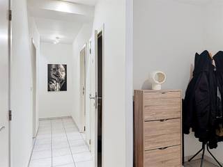<h2><i><span><strong>Ruim gelijkvloers appartement met 2 slaapkamers, terras en autostaanplaats nabij centrum Dendermonde</strong></span></i></h2><p><span>Op zoek naar een comfortabel appartement waar ruimte, rust en een centrale ligging mooi samenkomen? Dit aangename gelijkvloerse appartement bevindt zich in een kleinschalige en rustige residentie, op wandelafstand van het </span><i><span><strong>centrum van Dendermonde</strong></span></i><span>.</span></p><p><span>De<strong> </strong></span><i><span><strong>ruime woonkamer </strong></span></i><span>geniet van</span><i><span> veel natuurlijke lichtinva</span></i><span>l en sluit aan op de </span><i><span><strong>ingerichte keuken</strong></span></i><span><strong>.</strong> Verder beschikt het appartement over</span><i><span> <strong>twee comfortabele slaapkamers</strong>,</span></i><span> een </span><i><span><strong>badkamer met douche</strong></span></i><span>, een </span><i><span><strong>afzonderlijk toilet</strong></span></i><span> en een</span><i><span><strong> praktische berging.</strong></span></i></p><p><span>Een belangrijke extra troef is het terras met aansluitend een private staanplaats voor de wagen.</span></p><p><span>Dankzij de ligging op het </span><i><span><strong>gelijkvloers </strong></span></i><span>is het appartement bovendien bijzonder toegankelijk en praktisch in gebruik.</span></p><p><span>De locatie is optimaal; winkels, scholen, medische voorzieningen en het openbaar vervoer bevinden zich op wandelafstand.</span></p><p><span>De verwarming gebeurt op aardgas en het appartement beschikt over een gunstige</span><i><span><strong> EPC</strong></span></i><span>-score label</span><i><span><strong> B</strong></span></i><span> .</span></p><p><span>Een </span><i><span><strong>ruim en comfortabel appartement</strong></span></i><span> op een centrale locatie, ideaal voor wie gelijkvloers wil wonen met een vlotte bereikbaarheid en gunstig wooncomfort.</span></p><p><span><strong>Beschikbaar vanaf 15 november 2026. Huur </strong>(appartement met staanplaats)<strong> : 820€ + 75€ gemeenschappelijke kosten</strong></span></p><p><span>Kom dit gelijkvloers appartement ontdekken tijdens ons<strong><u> bezoekmoment </u></strong>op </span><i><span><strong>woensdag 9 september</strong></span></i><span> van </span><i><span><strong>19u tot 20u</strong></span></i></p><p><span> enkel op afspraak! </span></p><p><span>Boek uw afspraak online | </span><span>info@rented.be</span><span> | 078 482000 | </span><span>www.r-vastgoed.be</span><span> </span></p>