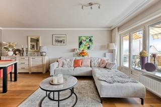 Het appartement heeft een ruime woonoppervlakte van 106 vierkante meter bestaande uit: een ruime woonkamer met open keuken met veel lichtinval en toegang tot het terras aan de voorzijde van het gebouw. In de nachthal zijn er drie slaapkamers en er zijn twee badkamers (waarvan een in de slaapkamer voorzien). Het toilet is apart. Het appartement werd volledig gerenoveerd en is instapklaar.<br /><br />Er hoort bovendien ook nog een kelderberging bij en een staanplaats bij het appartement.<br /><br />Meer info of graag een bezoek ter plaatse? Contacteer ines.bollen@dewaele.com<br /><br /><br />Bestuursmaatregelen in het maatregelenregister: nee