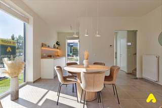 <strong>KWALITATIEF EN BETAALBAAR WONEN AAN DE WESTKUST</strong><br />Groen genesteld, maar vlakbij alles. Kwalitatief, maar betaalbaar. Comfortabel, maar energiezuinig. Strak gevormd, maar heel gezellig. Maak kennis met Woonwijk Zoetwaterlande: een splinternieuwe, gemoedelijke buurt waar het leven zoet is. In de wijk zijn in totaal 41 piekfijne woningen met alle comfort te koop. Bovendien komen de woningen in aanmerking voor een verlaagd btw- tarief van 6% ipv 21%. En dat scheelt een flinke slok op de borrel. Betaalbaar wonen aan de Westkust? Jazeker. Het kan.<br /><br /><strong>Ligging</strong><br />De fonkelnieuwe woonwijk verrijst in Adinkerke, op het perceel tussen de Kasteelwijk en het Kanaal Duinkerke-Nieuwpoort. Een eilandje van rust met een idyllisch zicht op het water. Goed verscholen, maar toch op wandelafstand van school, winkels en centrum. Met de auto, het openbaar vervoer of te voet, via de voetgangersbrug. Rustig gelegen en toch vlakbij verschillende strategische verkeersknooppunten en... de zee, natuurlijk<br /><br /><em><strong>Eerste + tweede fase : AFGEWERKT &amp; INSTAPKLAAR</strong></em><br />FASE 1 (12 woningen) + FASE 2 (14 woningen) zijn afgewerkt, opgeleverd én instapklaar.<br /><br />Elke woning beschikt over 3 slaapkamers en 2 badkamers, privé-parkeerplaatsen/of garage en... een uniek zicht op het vlakke water en haar typische flora.<br />De ENERGIENEUTRALE en BEN-woningen voldoen aan de strengste EPB-normen. Het zijn stuk voor stuk architecturale pareltjes, opgetrokken in de beste materialen en tot in de puntjes afgewerkt. Er werd werkelijk aan alles gedacht.<br /><br /><em><strong>Derde fase : RUWBOUW AFGEWERKT - Finale afwerking voorzien eind 2025.</strong></em><br />FASE 3 (4 woningen) zijn in afwerkingsfase.<br /><br />BEZOEK NU ONZE MODELWONING OP AFSPRAAK!<br /><br /><span>Klik hier voor ons aanbod</span>