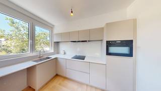 <p><b>Instapklaar, volledig gerenoveerd appartement met zicht op het Zuidpark</b><b></b></p>
<p>Dit gerenoveerde appartement geniet van een uitstekende ligging met frontaal uitzicht op het Zuidpark. Gelegen in een kleinschalig gebouw en bereikbaar met de lift.</p>
<p>De lichtrijke leefruimte biedt dankzij haar royale breedte een aangenaam ruimtegevoel en een prachtig uitzicht op het park. Aansluitend een open, volledig geïnstalleerde keuken, met kwalitatieve toestellen voor dagelijks gebruik.</p>
<p>Het appartement beschikt over een ruime slaapkamer aan de achterkant en een tweede kamer die perfect dienst kan doen als dressing, bureau of logeerkamer. De badkamer is uitgerust met een douche en toilet.</p>
<p>De woning bevindt zich op het befaamde Zuid, op wandelafstand van het historische centrum van Antwerpen. Met het vernieuwde Zuidpark voor de deur, het Koninklijk Museum voor Schone Kunsten, de Scheldekaaien, de bruisende Volksstraat en het Marnixplein in de directe omgeving, geniet u hier van het beste wat de stad te bieden heeft.</p>
<p>Supermarkten zoals Carrefour, Colruyt en Delhaize bevinden zich vlakbij. Ook de bereikbaarheid is uitstekend, zowel met de wagen als met het openbaar vervoer.</p>
<p>Autostaanplaatsen zijn te huur in de nabije omgeving.</p>
