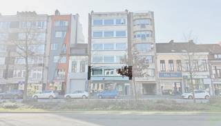 Dit uitzonderlijk ruim en instapklaar appartement op de eerste verdieping combineert comfort, licht en functionaliteit op een centrale...