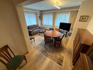 Instapklaar appartement op de gelijkvloerse verdieping van een rustige straat, omvattende: inkomhal met aparte wc en vestiaire, living, ingerichte keuken, een douchekamer, 2 slaapkamers waarvan één met ingemaakte kasten en rechtstreekse toegang tot een veranda, terras en een makkelijk te onderhouden tuin. EPC: D. Lasten: 125 EUR (provisie verwarming, provisie water en gemeenschappelijke lasten).