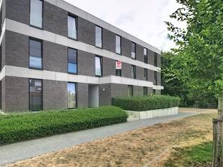 Vous recherchez un appartement de haute qualité et à haut rendement énergétique dans un emplacement privilégié ? Ce bâtiment de haute qualité situé à Burcht allie confort de vie moderne, techniques durables et excellente accessibilité. Grâce à son emplacement calme à proximité de la forêt, vous pourrez y profiter d'un environnement verdoyant, tandis que les écoles, les magasins et les transports en commun sont accessibles à pied. Une opportunité unique pour ceux qui veulent louer confortablement !<br /><br />Disposition de l'appartement :<br />-Hall d'entrée<br />-Toilettes pour invités<br />-Salon lumineux<br />-Cuisine<br />-Rangement<br />-Chambre 1<br />-Chambre 2<br />-Chambre 3<br />-Salle de bain avec douche à l'italienne et toilettes<br />-Terrasse<br /><br />Comprend un parking souterrain privé et un espace de rangement au sous-sol.<br />L'appartement sera disponible à partir du 01/11/2026.<br /><br />Avantages et durabilité :<br />Ce bâtiment a été construit dans une optique d'avenir et offre une facture énergétique très faible. L'appartement a un niveau E extrêmement bas (E-17) et est équipé d'un chauffage et d'un refroidissement géothermiques par le sol, de panneaux solaires, de vitres à haut rendement et d'un système de ventilation D de haute qualité avec récupération de chaleur.<br />Grâce à son emplacement à Burcht, vous pouvez rejoindre Anvers ou Gand en un rien de temps via la E17. Cela en fait le point de départ idéal pour les navetteurs qui souhaitent vivre tranquillement.<br /><br />Vous êtes curieux d'en savoir plus ? <br />Créez votre profil de location sur dewaele.com : à proximité de la propriété, vous verrez un bouton rouge « demander une visite ». Si vous cliquez ici, vous pouvez compléter le profil de location.<br />À bientôt !