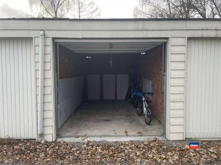 <p><span>HOBOKEN | GARAGEBOX MET NIEUWE MANUELE KANTELPOORT GELEGEN OP DE ANTWERPSESTEENWEG | </span></p><p><span>geen nutsvoorzieningen | D 5,35m x B 3m</span></p><p><span> </span></p><p><span>*Betonnen constructie</span></p><p><span>*Nieuwe, beveiligde garagepoort</span></p><p><span>*Ideaal voor een wagen, moto, fietsen of andere opslag.<br />*Vlot bereikbare locatie, dicht bij het centrum</span></p><p><span> </span></p>