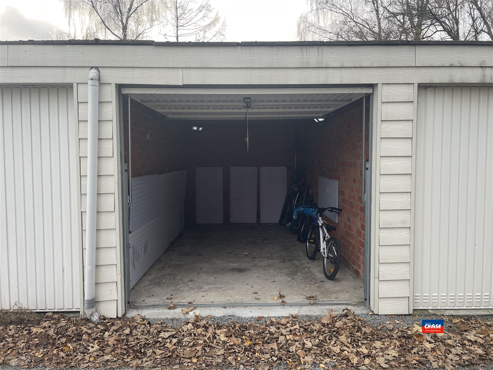 Garage box met nieuwe poort - foto 1