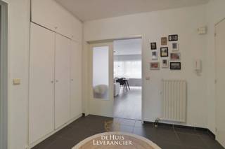 <strong>Wens je online een bezoek in te plannen ? Op onze website onderaan de advertentie vind je de knop 'Maak nu een Afspraak' !</strong><br /><br />De centrale ligging van dit appartement is uitermate interessant voor iemand die graag een aantal winkels in de buurt heeft, gebruik wil maken van het openbaar vervoer of met de wagen een snelle aansluiting wenst met diverse in- en uitvalswegen.<br /><br />Dit energiezuinige appartement ligt op de 1ste verdieping en is bereikbaar via de trap. We komen binnen in de ruime inkomhal met grote vestiaire, zodat je meteen al je warme winterspullen mooi kan opbergen. Het gastentoilet met hangwc bevindt zich meteen naast de inkomhal.<br /><br />We begeven ons eerst naar de voorzijde van het appartement waar we ontvangen worden in de lichtrijke leefruimte met open, volledig geïnstalleerde keuken.<br /><br />De twee slaapkamers zijn gelegen aan de achterzijde van het appartement en de badkamer met ligbad met douchescherm bevindt zich centraal aan de inkomhal.<br /><br />Daarbovenop is er nog een droge kelder inbegrepen in de huurprijs.<br /><br />de Huisleverancier : Persoonlijk, voor iedereen Service, Kwaliteit en Vertrouwen !<br /><br />EPC : 134 kWh/m2 (Label B)<br />Gemeenschappelijke kosten : € 100,-/maand<br />Waterinfo : P-Score = A, G-Score = A