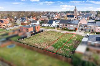 Dit rustig gelegen perceel van circa 335m² is perfect om er een mooie HOB op te bouwen.Het perceel is gelegen in een groen karakter.De perceeldiepte...